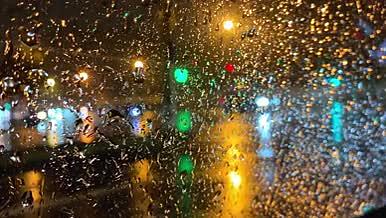 夜晚车窗外下雨雨滴实拍视频视频的预览图